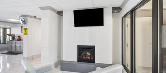 費耶特維爾 - 布拉格堡紅屋頂飯店