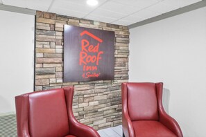 Lobby - Red Roof Inn & Suites Fayetteville - Fort Bragg (Fayetteville)