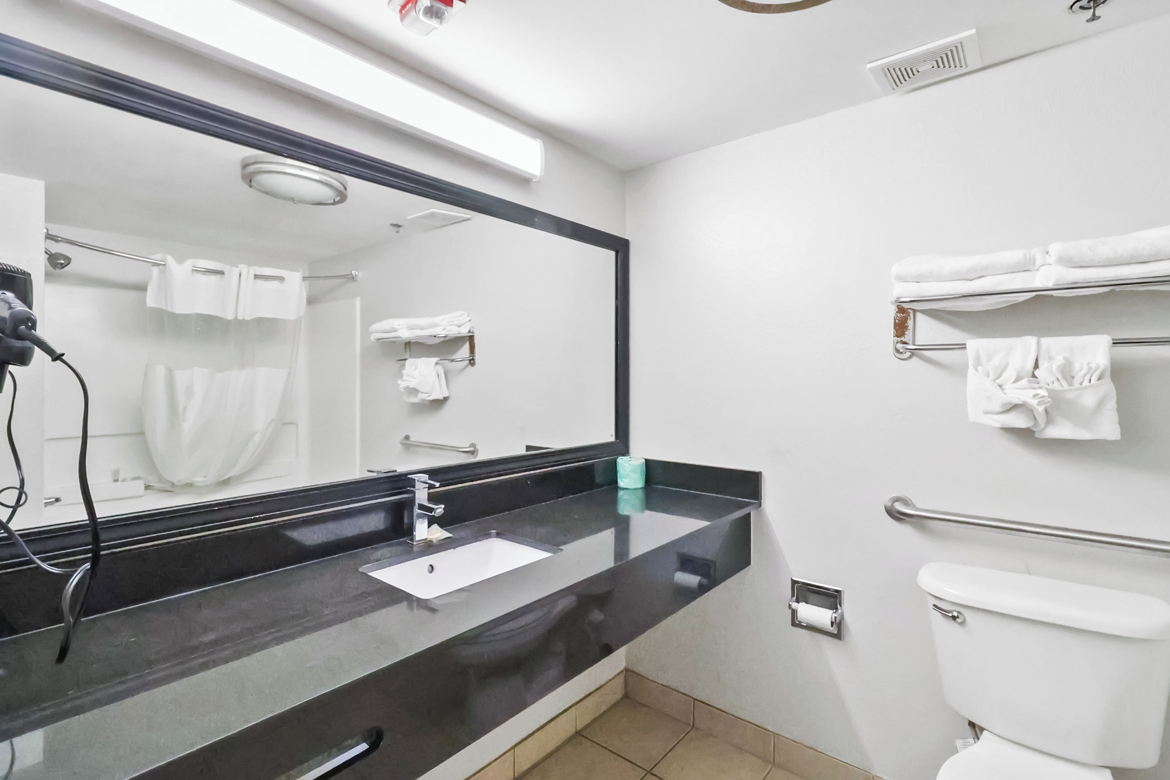 Regadera, amenidades de baño gratuitas, secadora de cabello, toallas 