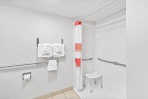 Chambre Deluxe, 1 très grand lit, accessible aux personnes à mobilité réduite (Roll-In Shower) | Salle de bain | Douche, articles de toilette gratuits, sèche-cheveux