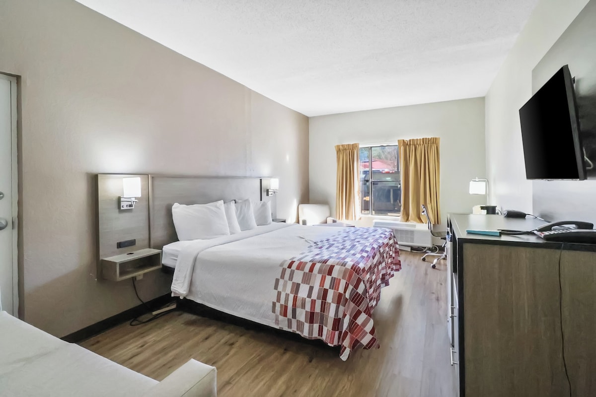 Superior Room, 1 King Bed, Non Smoking | Desk, WiFi (free), bed sheets