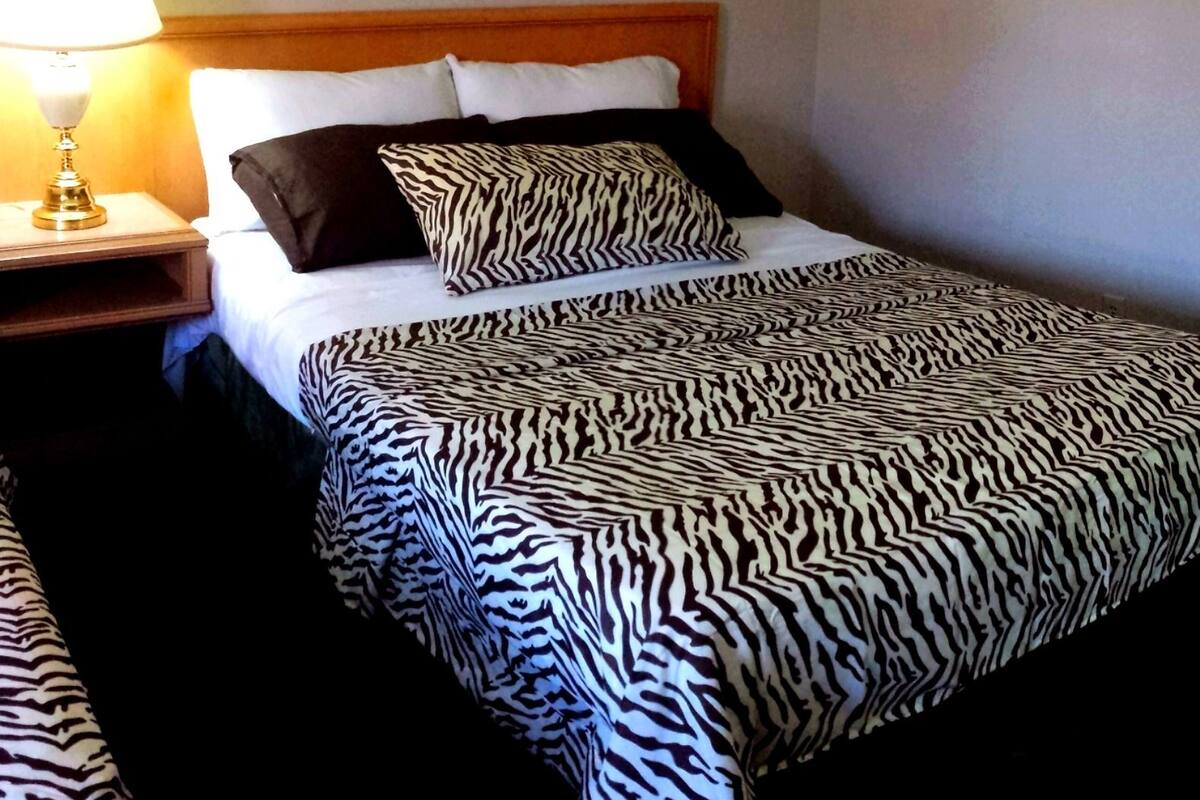 Standardzimmer, 1 King-Bett | Schreibtisch, Bügeleisen/Bügelbrett, Zustellbetten, kostenloses WLAN