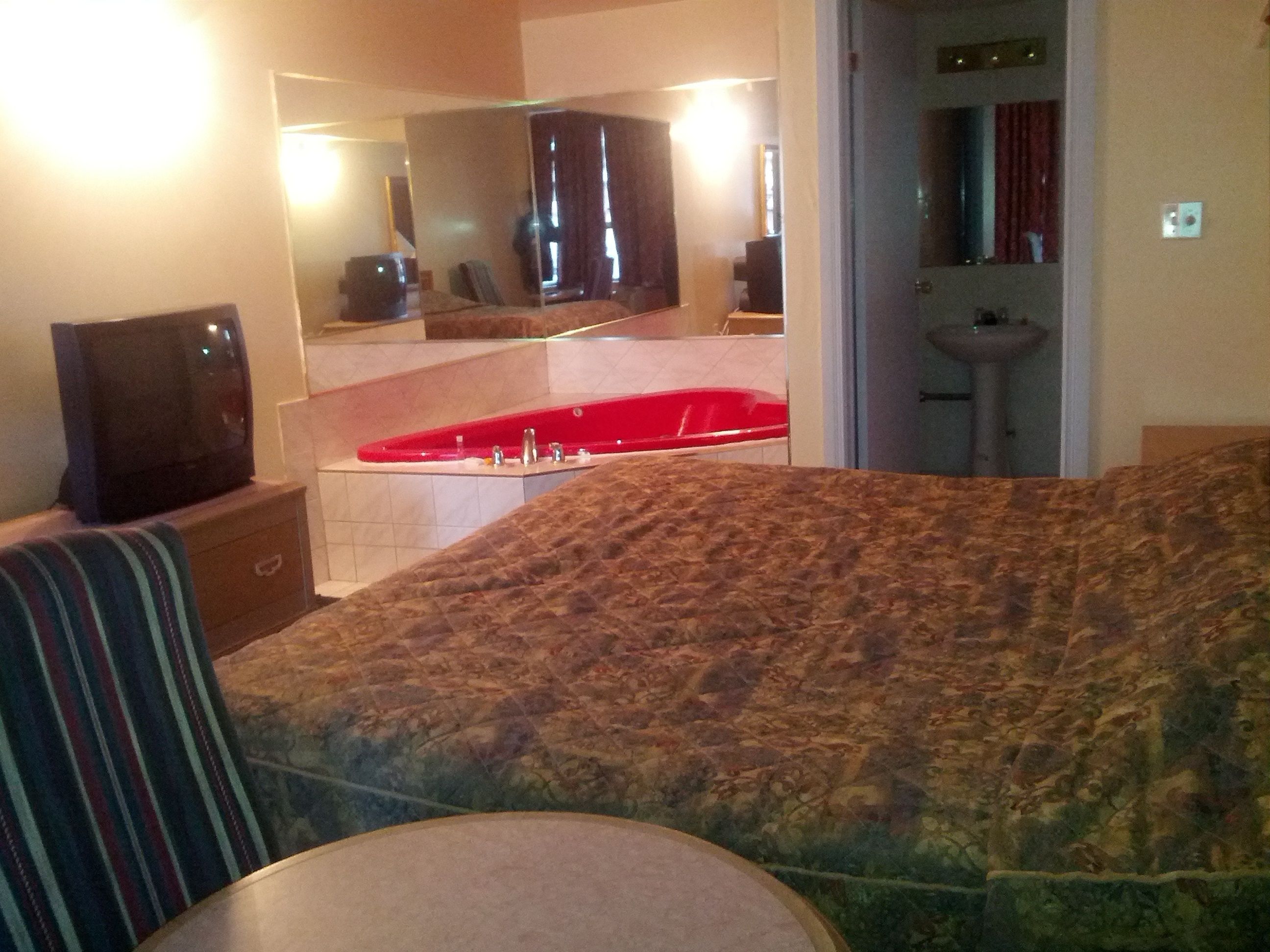 Honeymoon Room, 1 King Bed | Desk, iron/ironing board, rollaway beds, free WiFi