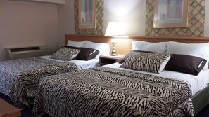 Desk, iron/ironing board, rollaway beds, free WiFi - Admiral Inn by the Falls (Niagara Falls)