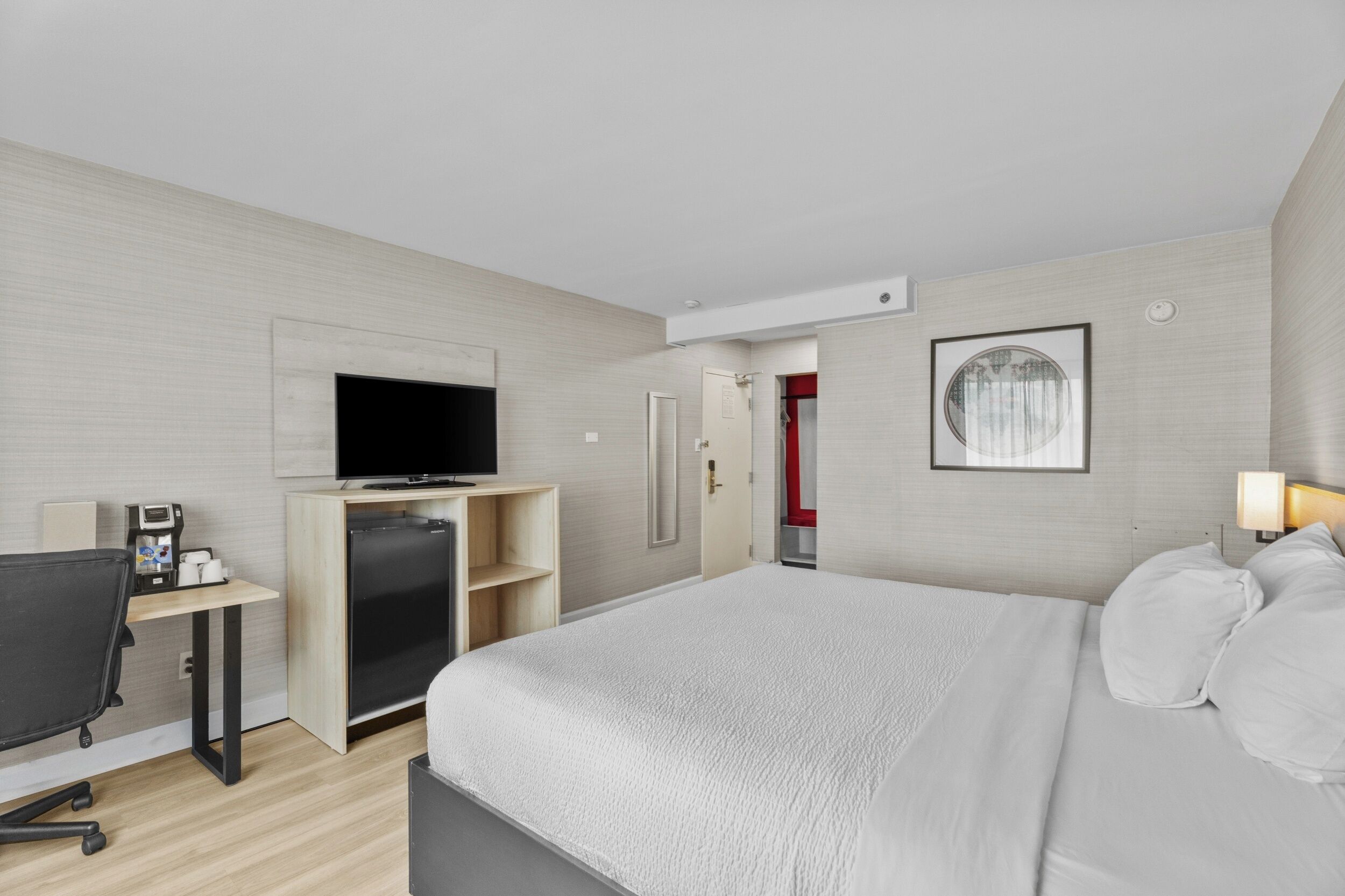 Chambre, 1 très grand lit, non-fumeurs | Bureau, espace de travail pour ordinateur portable, rideaux occultants