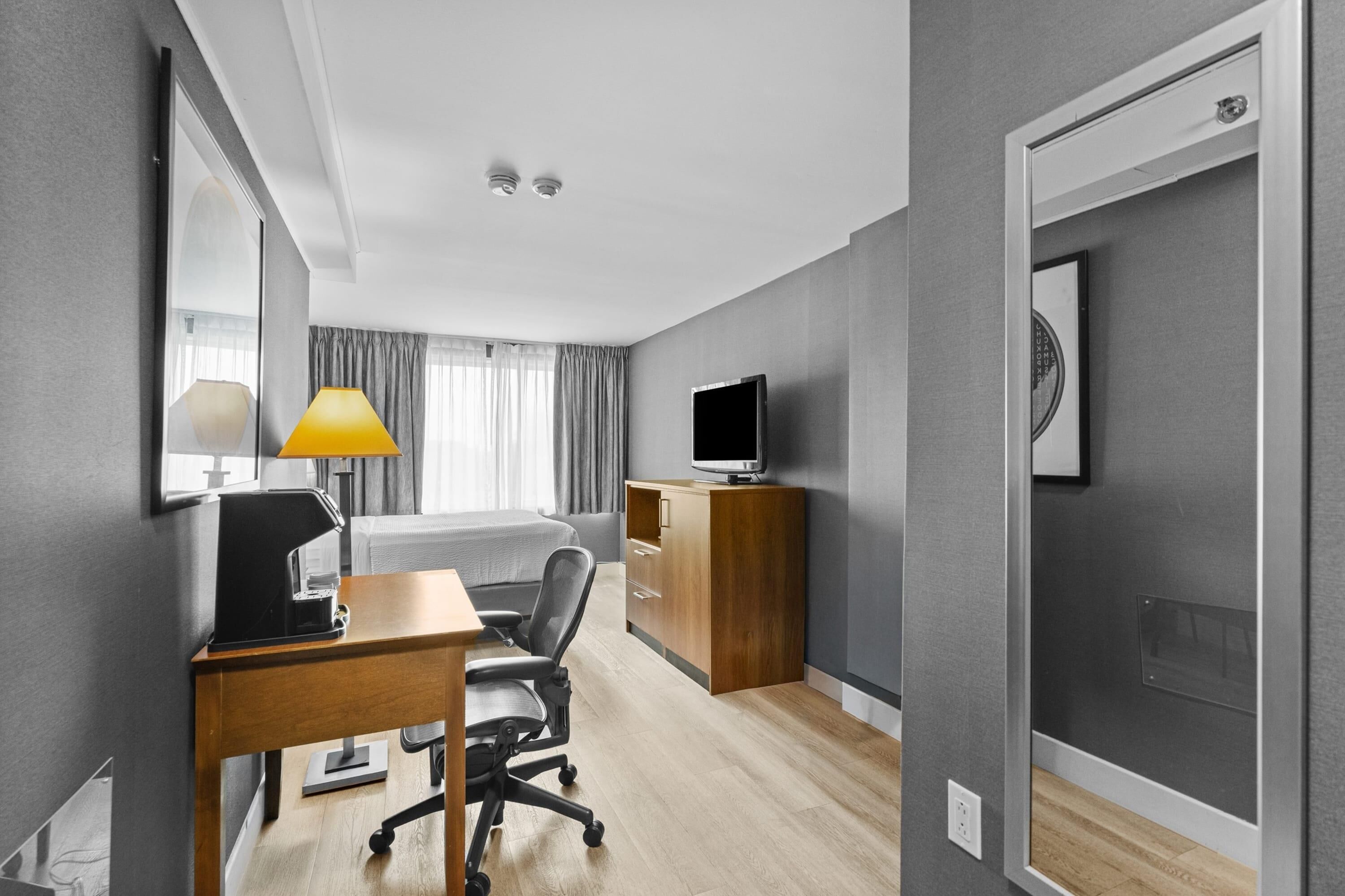Chambre, 1 grand lit, non-fumeur (Stair Access Only) | Bureau, espace de travail pour ordinateurs portables