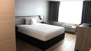 Escritorio, espacio para trabajar con laptop y cortinas blackout 