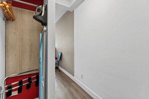 Escritorio, espacio para trabajar con laptop y cortinas blackout 