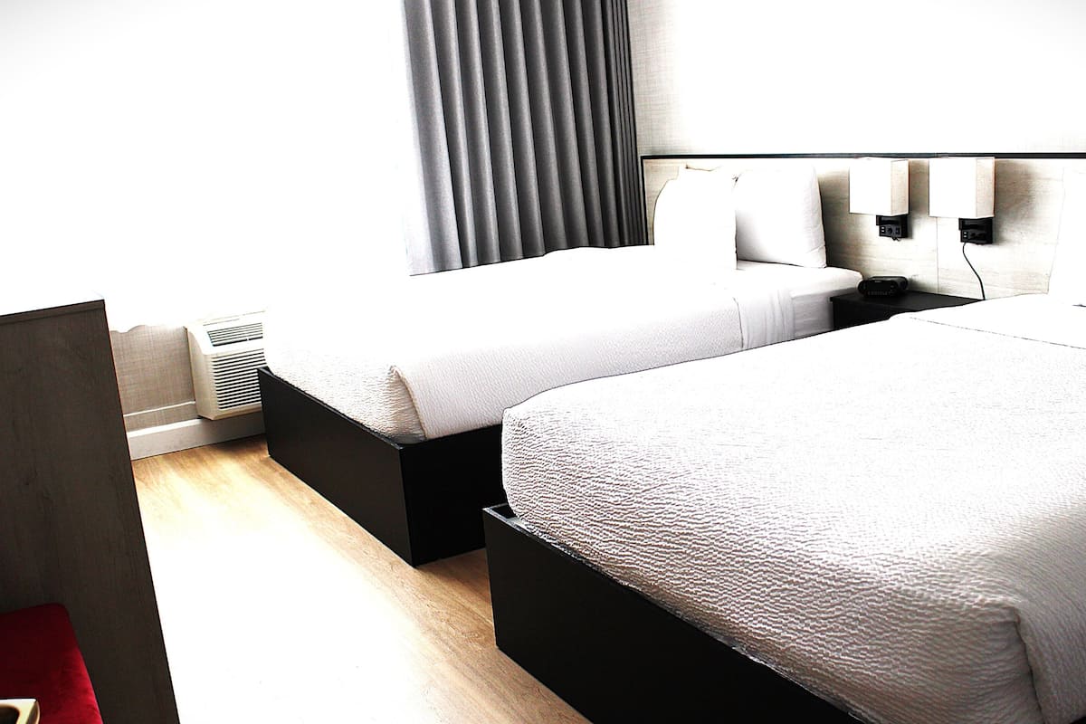 Chambre, 2 grands lits, non-fumeur | Bureau, espace de travail pour ordinateurs portables