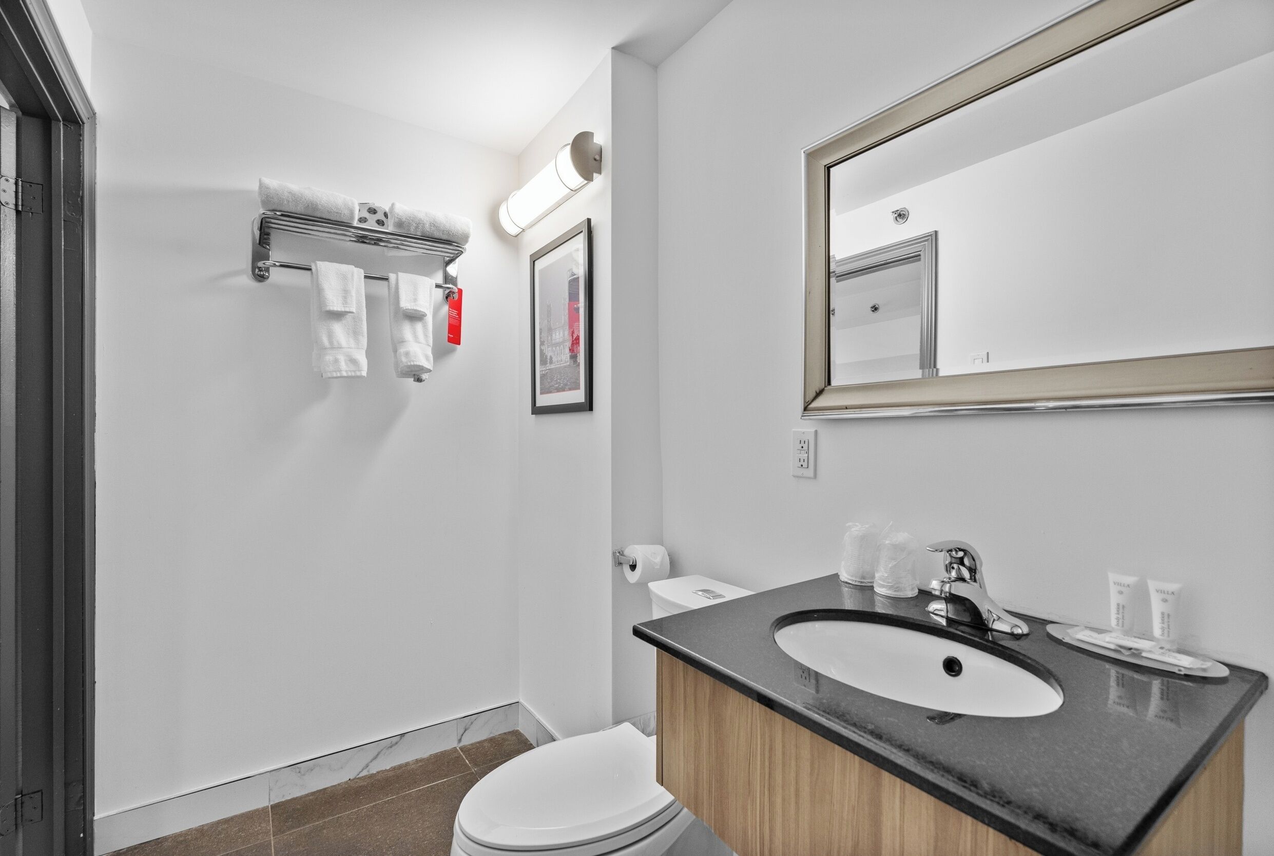 Suite, 2 letti queen, non fumatori (Stair Access Only) | Una scrivania, postazione laptop, tende oscuranti, ferro/asse da stiro