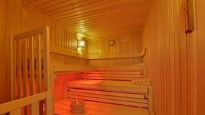 A sauna with wooden benches and a wooden floor. - Hotel Celler Hof (Celle)