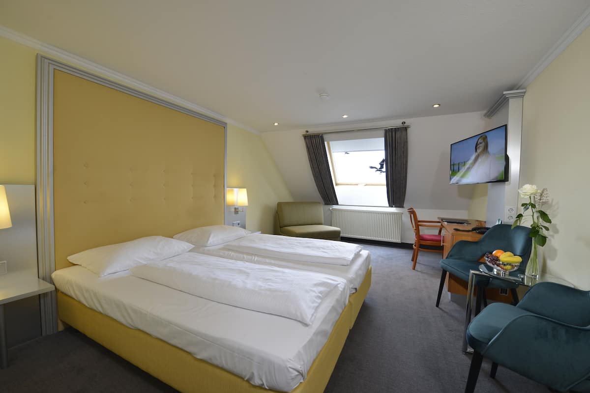 triple room | hypo-allergenic bedding, minibar, desk, iron/ironing board