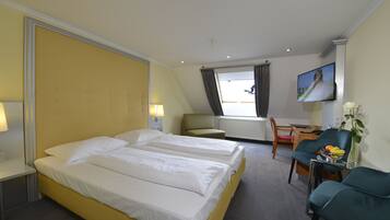 Quarto triplo | Roupas de cama antialérgicas, frigobar, escrivaninha