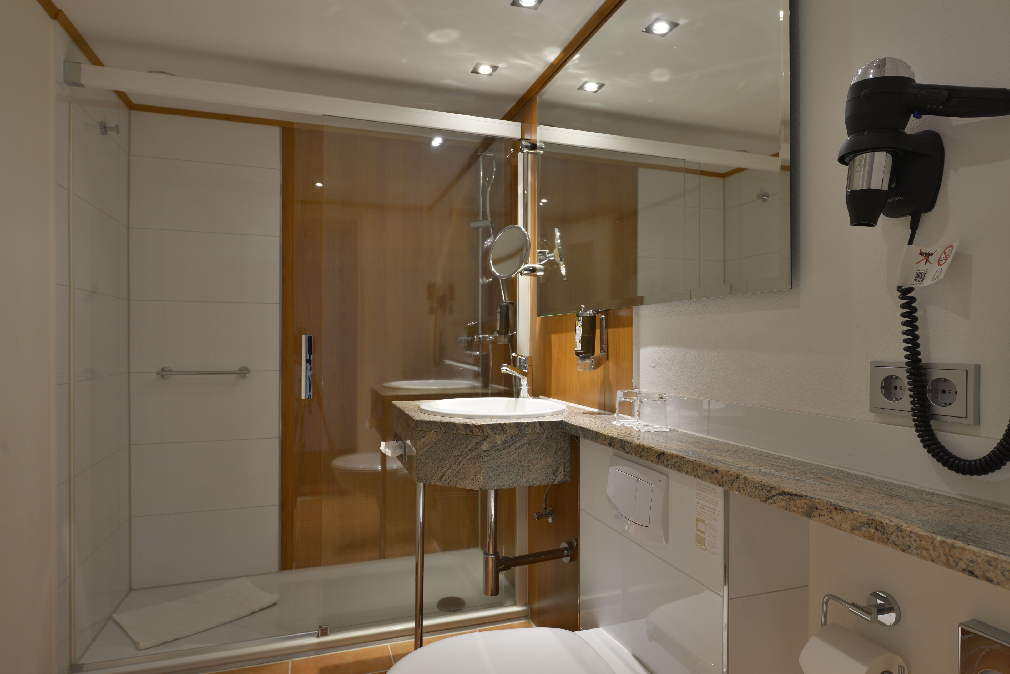 family room | bathroom | hydromassage showerhead, hair dryer, towels