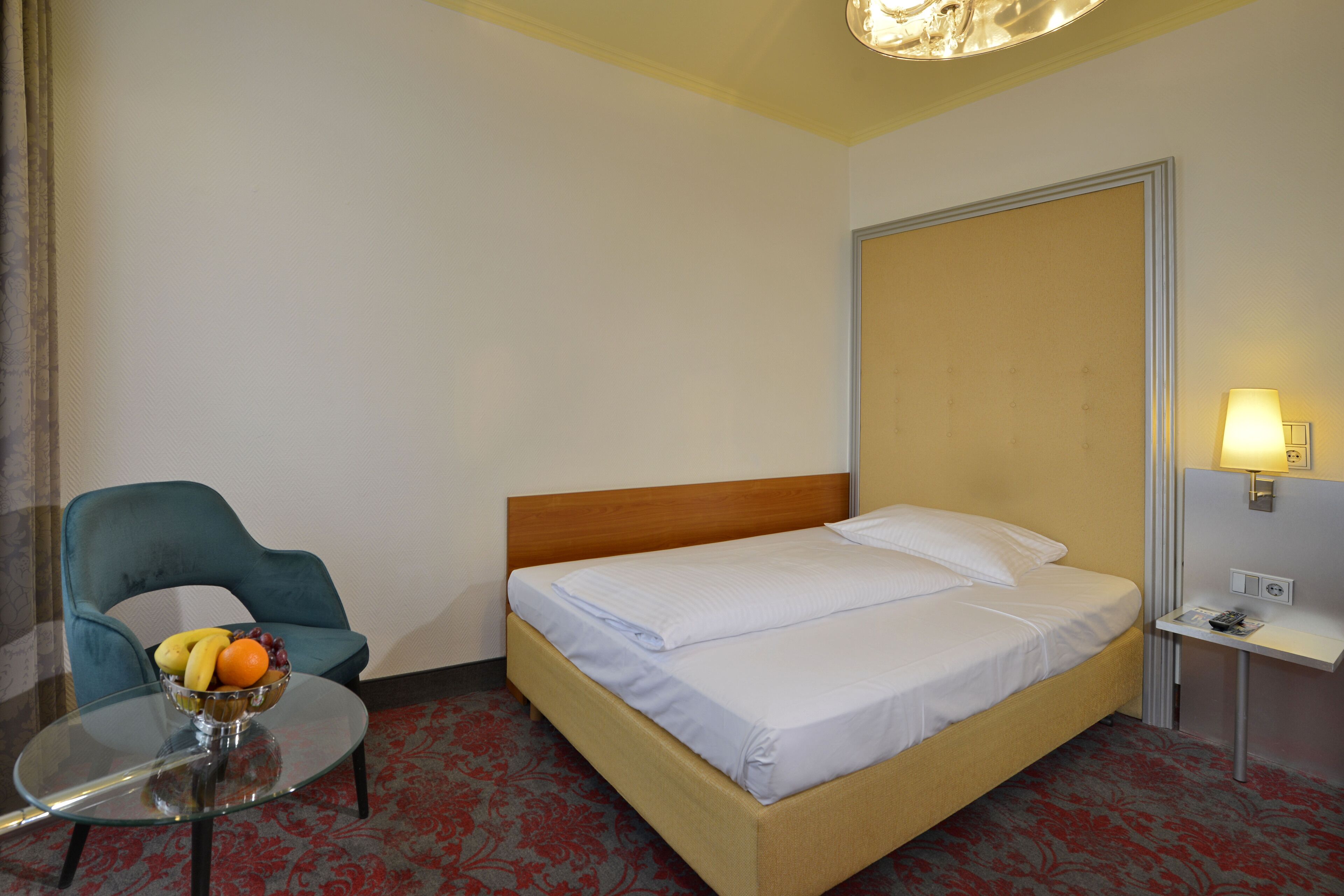 standard single room | hypo-allergenic bedding, minibar, desk, iron/ironing board