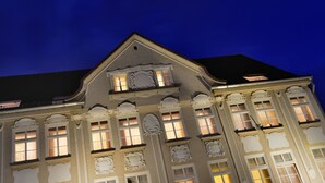 A historic building with ornate architectural details, multiple windows, and a prominent gabled roof. - Hotel Celler Hof (Celle)