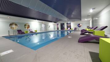 Inomhuspool och solstolar