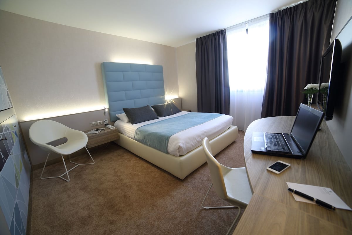 Premium bedding, in-room safe, desk, soundproofing
