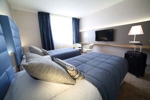 Habitación superior con 2 camas individuales | Ropa de cama de alta calidad, caja fuerte, escritorio