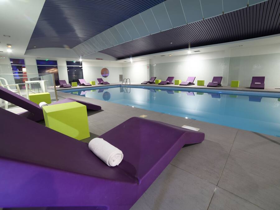 Piscine couverte, chaises longues