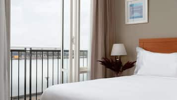 Minibar, in-room safe, desk, iron/ironing board