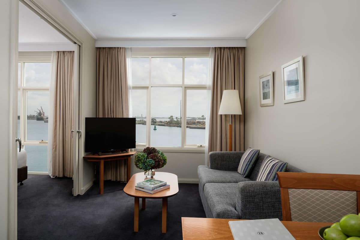 Minibar, coffres-forts dans les chambres, bureau