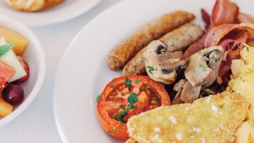 Buffet breakfast on weekdays (AUD 32 per person)