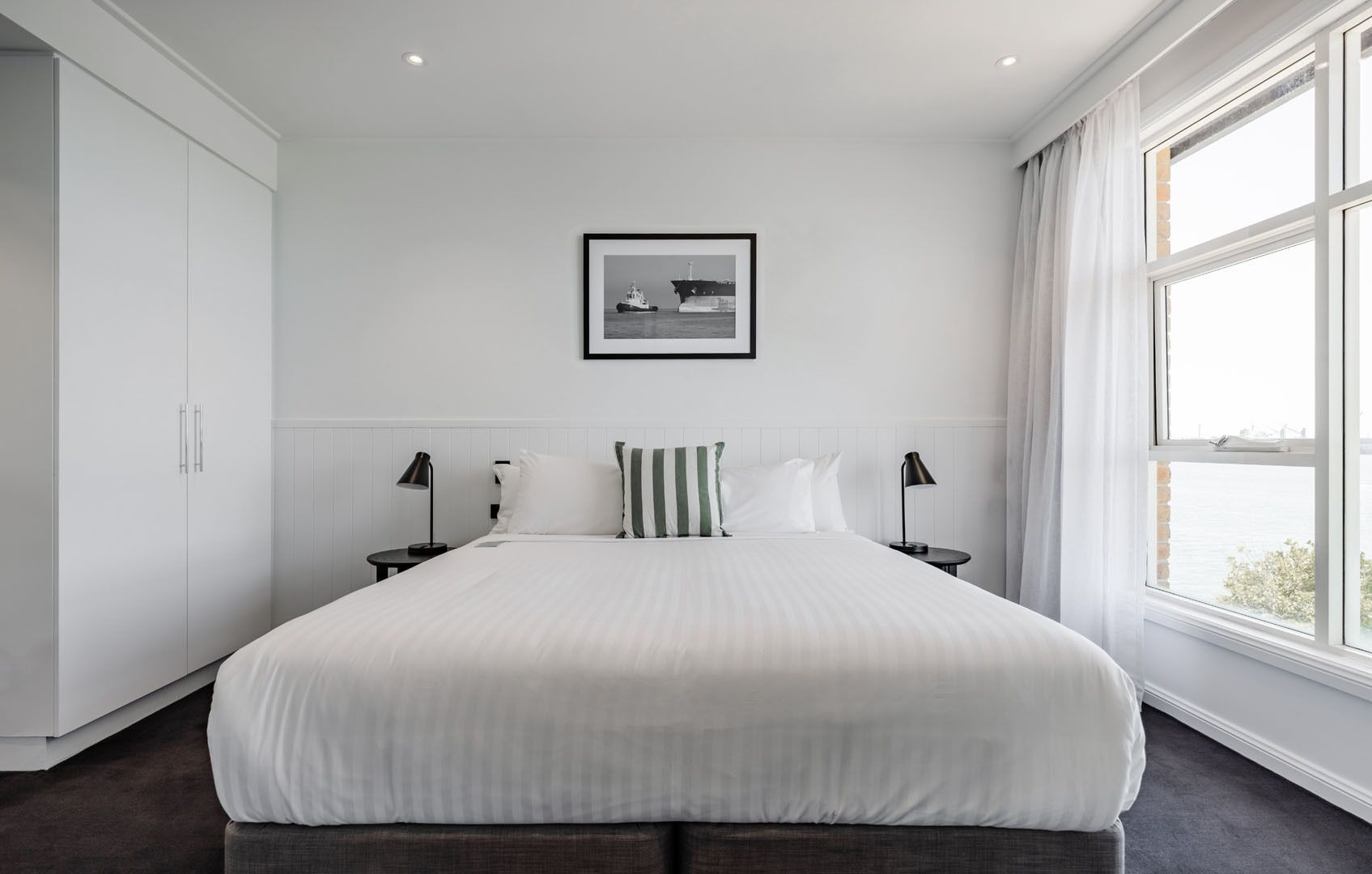 Familierom, flere senger (Harbourside) | Minibar, safe på rommet, skrivebord og strykejern/-brett