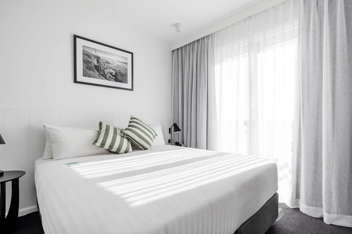 Chambre, 1 trÚs grand lit et 1 canapé-lit | Minibar, coffre-fort, bureau, fer et planche à repasser