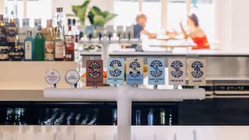 Una barra con múltiples grifos identificados con distintos tipos de cerveza.