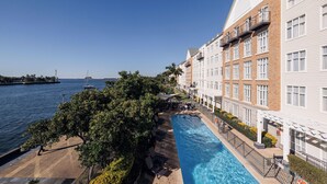Hotel amb piscina al costat d'un passeig marítim, amb balcons i vistes al mar.