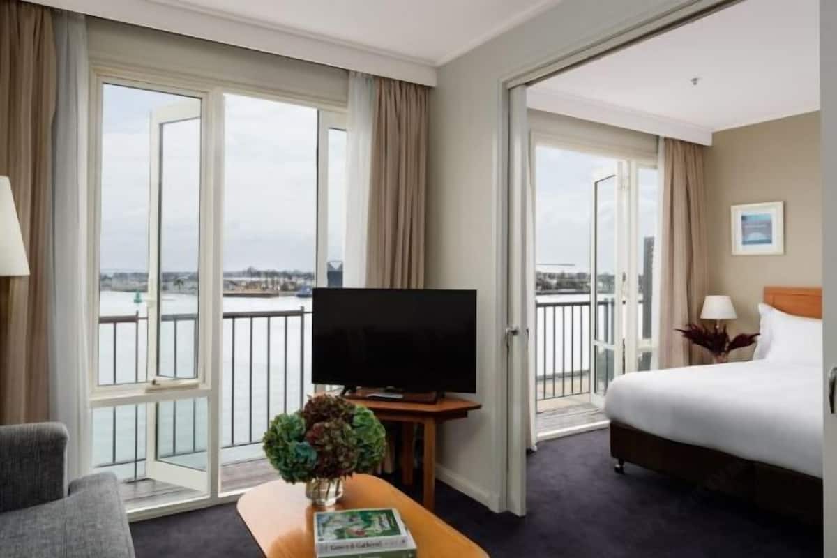 Minibar, coffres-forts dans les chambres, bureau