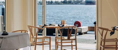 Petit déjeuner, déjeuner et dîner servis sur place, vue sur la mer
