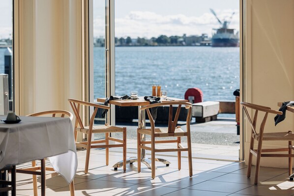 Se sirven desayunos, comidas y cenas con vista al mar 