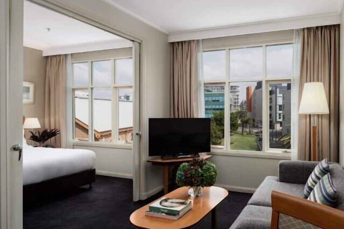 Minibar, värdeförvaringsskåp på rummet och skrivbord