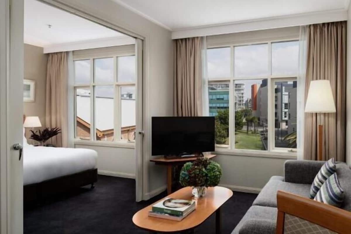 Minibar, coffres-forts dans les chambres, bureau