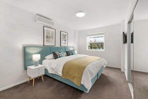 Desk, laptop workspace, iron/ironing board, free WiFi - Burwood Serviced Apartments (Burwood)