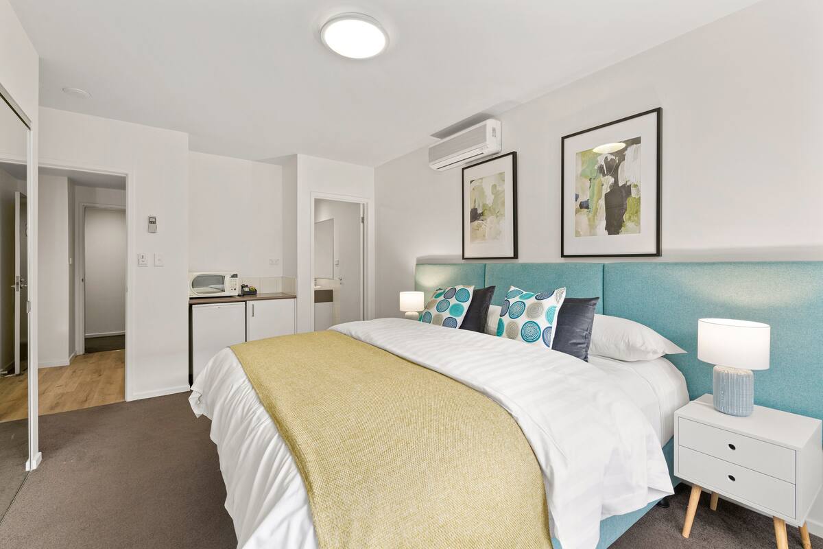 hotel room | desk, laptop workspace, iron/ironing board, free wifi