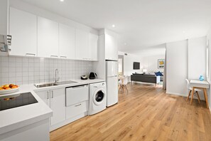 Huoneisto, 2 makuuhuonetta (with 2 Bathrooms) | Oleskelualue | 32–tuumainen LCD-televisio, jossa digitaalikanavat