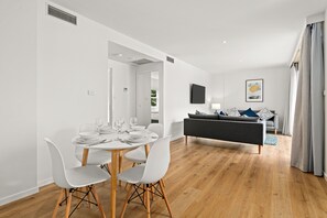公寓, 2 间卧室 (with 2 Bathrooms) | 起居区 | 32-英寸液晶电视 (配备数码频道)、电视