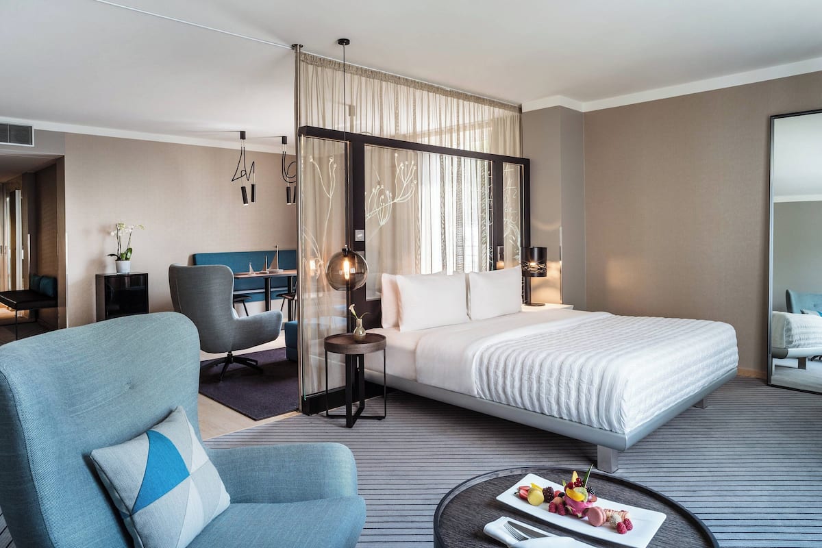 Urban, Suite, 1 Katil Raja (King) dengan Katil Sofa, Non Smoking | 1 bilik tidur, peralatan tempat tidur premium, bar mini