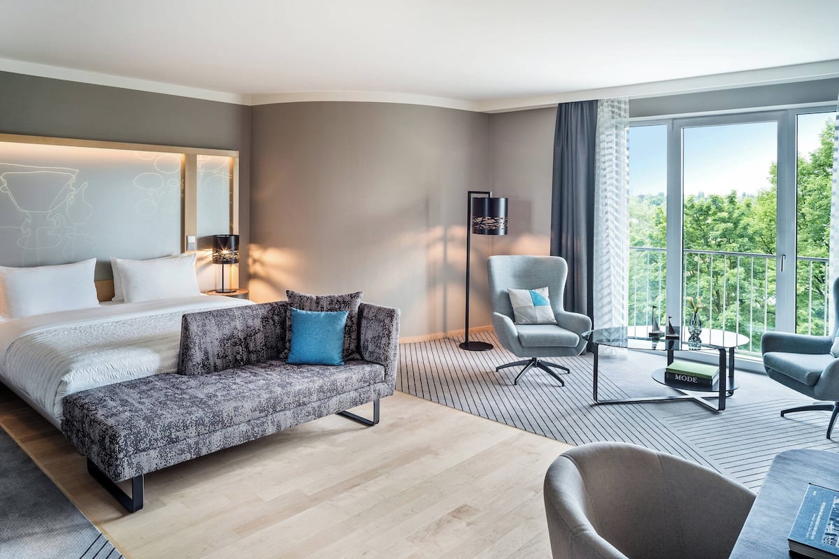 Junior Suite, 1 Katil Raja (King) dengan Katil Sofa, Non Smoking | 1 bilik tidur, peralatan tempat tidur premium, bar mini
