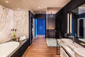 Suite, 1 Schlafzimmer (View) | Badezimmer | Badewanne und Dusche (separat), kostenlose Toilettenartikel