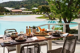 2 restaurantes; se sirve desayuno, almuerzo y cena