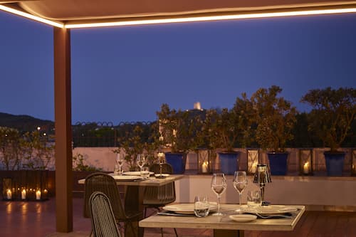 2 restaurants servant le déjeuner, le dîner et le souper