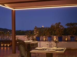 2 restaurantes; se sirven desayunos y cocina local e internacional 