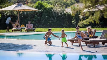 Außenpool (je nach Saison geöffnet), Sonnenschirme, Liegestühle
