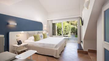 Family Superior Room | 1 bedroom, minibar, in-room safe, blackout drapes