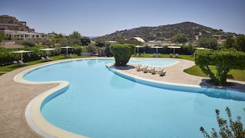Seasonal outdoor pool, pool umbrellas, sun loungers