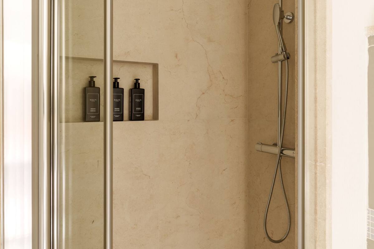 Articles de toilette gratuits, sèche-cheveux, bidet, serviettes fournies